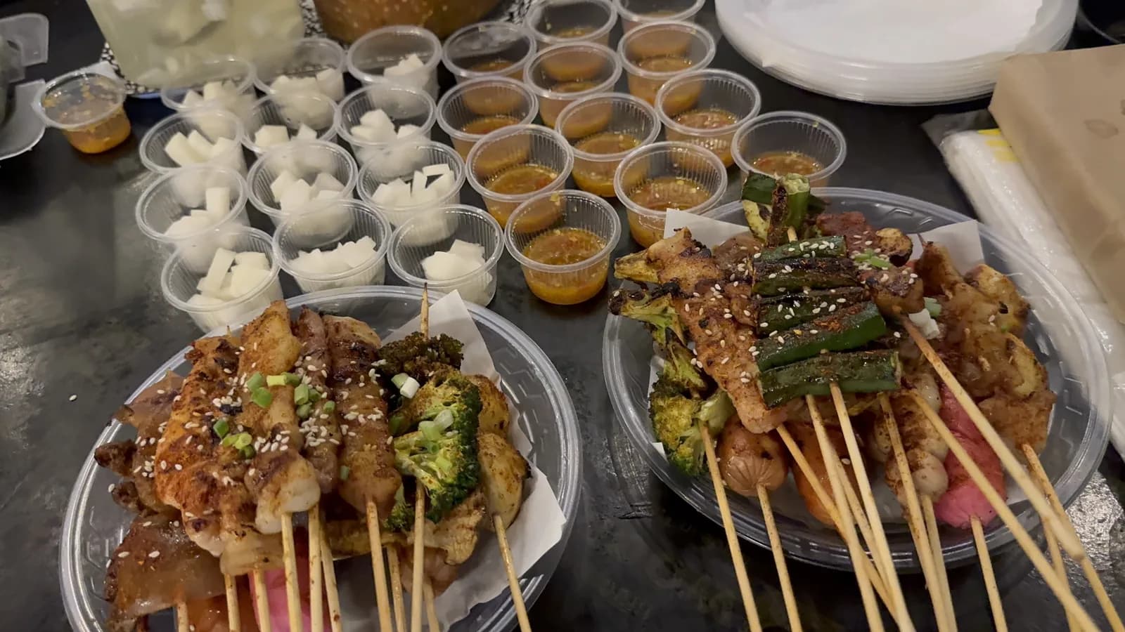 จานหม่าล่าปิ้งย่างรวมไม้ — หมู ผัก เห็ด พร้อมน้ำจิ้มแซ่บที่ Mara Station