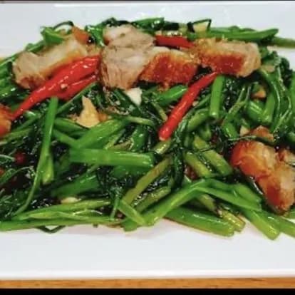 ผัดผักบุ้งหมูกรอบ (เป็นกับข้าว)