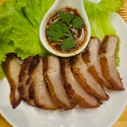 คอหมูทอดน้ำปลา