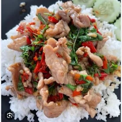 กระเพราหมูชิ้นราดข้าว